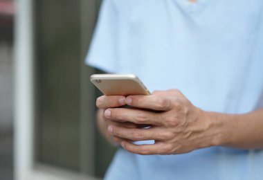 Akıllı telefon kullanan erkek elleri (yumuşak odaklanma. ), günlük yaşam konseptinde mobil akıllı telefon iletişimi                            