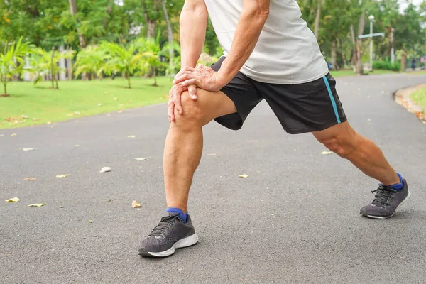 Homem Velho Com Músculos Nas Pernas Enquanto Aquece Exercício Antes — Fotografia de Stock