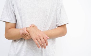 Bir erkek, otoimmün bozukluğun yol açtığı acı, uyuşukluk, zayıflık, felç konsepti olan kollarını destekler. 