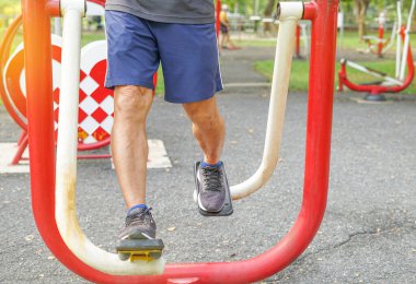 Yaşlı adamın bacak kası parkta spor yaparken kasları, yaşlılarda konsept sağlık hizmetleri, yaşam tarzı                                                              