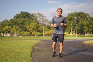 Asyalı bunak sabah güneşinde doğa atmosferinde koşuyor.                                                            
