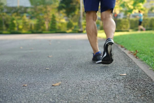 Parkta fotokopi alanı ile çalışan bulanık arkaplan bunamış yaşlı adam bacakları. 