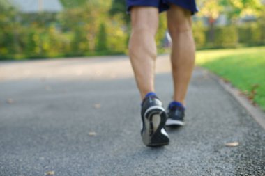 Parkta fotokopi alanı ile çalışan bulanık arkaplan bunamış yaşlı adam bacakları.                                