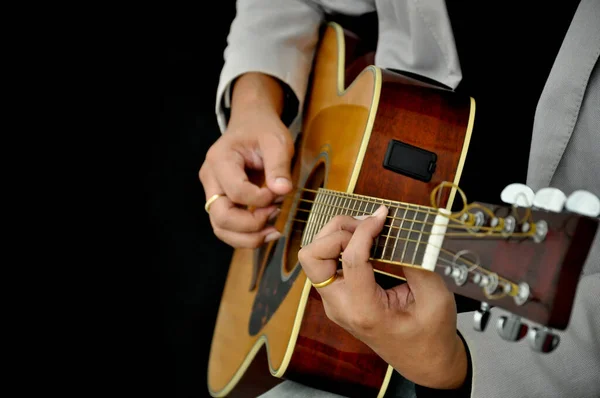 Kytarista Hrající Akustickou Kytaru Černém Pozadí Soft Focus Koncept Hudební — Stock fotografie