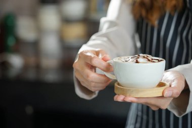 Kahve servisi yapan müşteriye bir fincan sıcak kahve uzatır mısın?                              