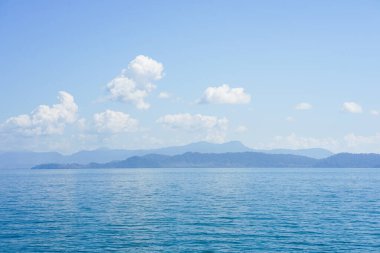 Sabahları deniz manzarası. 