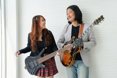 Müzik çalmadan önce gitar çalan mutlu ikili sanatçı, akademi sınıfında genç bir öğrenciyle gitar reçeli çalıyor. Müzik akademisi için konsept, müzik öğrenme                               