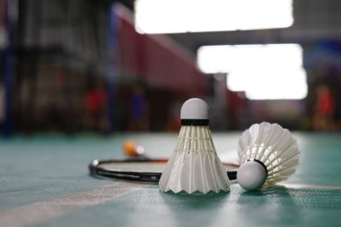Badminton kortunun zemininde yeni bir mekik horozu, seçici odaklanma                                                            