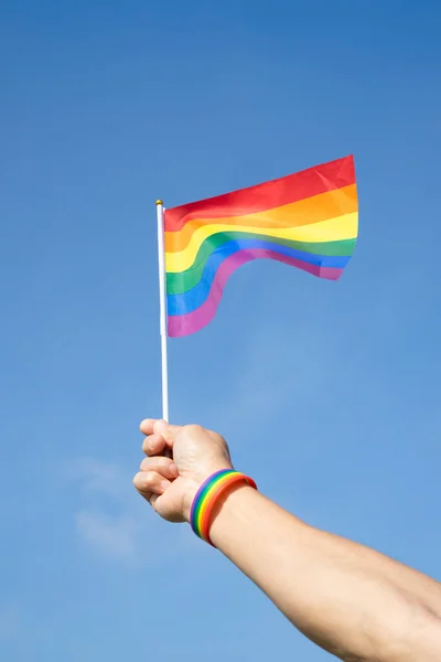 Mano Del Hombre Lleva Pulsera Arco Iris Lgbt Ondea Bandera — Foto de Stock