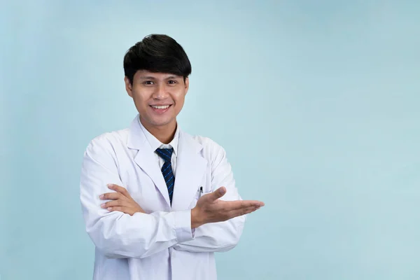 Porträt Junge Attraktive Ärztin Macht Handzeichen Willkommensgeste Isoliert Auf Blauem — Stockfoto