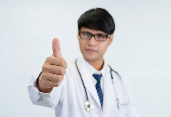 Νεαρός Ασιάτης Γιατρός Δείχνει Χέρι Ψηλά Επιλεκτική Εστίαση Στο Χέρι — Φωτογραφία Αρχείου