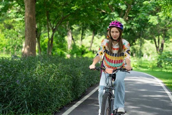 Portrait Young Attractive Healthy Woman Wear Helmet Cycling Happily Park — Foto de Stock