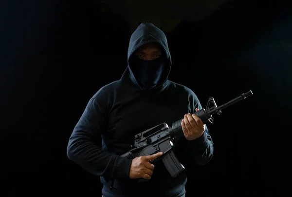 Räuber Schwarzem Kapuzenpullover Mit M16 Pistole Auf Dunklem Hintergrund — Stockfoto