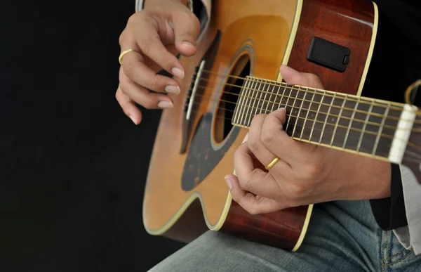 Gitarist Siyah Arkaplanda Akustik Gitar Çalıyor Seçici Odak — Stok fotoğraf