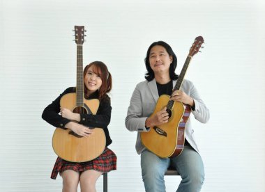 Akademi stüdyo sınıfında iki sanatçının portresi, müzisyen yaşam tarzı konsepti, müzik eğitimi akademisi 