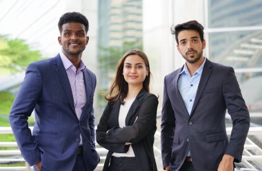 portre genç güven çok ırklı iş adamları bina önünde duruyor        