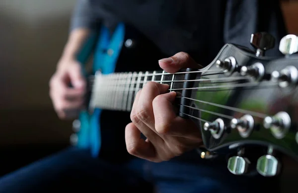 Guitarist Man Playing Guitar Practicing Electric Guitar Soft Focus — Fotografia de Stock