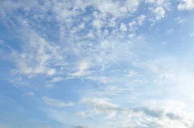 Gökyüzüne dağılmış beyaz bulutlar, parlak mavi gökyüzünde parlak beyaz bulutlar ve güneş ışığı.                                            