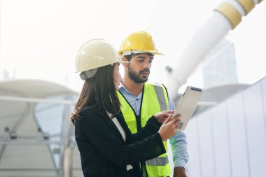 İş mühendisliği ekip çalışması bina dışında çalışmaktan bahsediyor, şehir dışında çalışan genç iş adamları. yumuşak odak                              