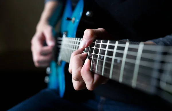 Kytarista Muž Hraje Kytaru Muž Sedí Cvičí Elektrickou Kytaru Tmavém — Stock fotografie