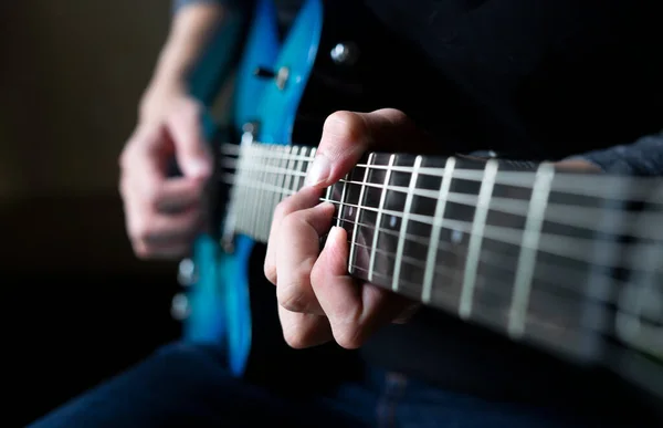 Guitarrista Homem Tocando Guitarra Homem Sentado Praticando Guitarra Elétrica Fundo — Fotografia de Stock