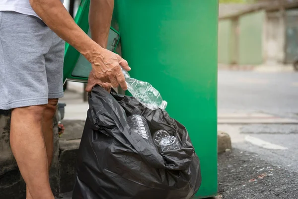 Άνθρωπος Διαλογή Πλαστικά Μπουκάλια Σημείο Απόρριψης Απορριμμάτων Μπροστά Από Ένα — Φωτογραφία Αρχείου