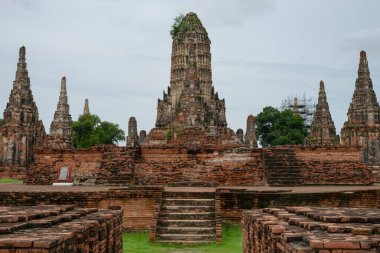 Ayutthaya tarihi parkı, Ayutthaya, Tayland 'daki eski pagoda Wat Chai Wattanaram tapınağının manzarası.