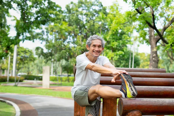 Homem Aposentado Sênior Feliz Esticando Pernas Equipamentos Esportivos Livre Parque — Fotografia de Stock