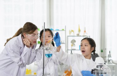 Bir kadın bilim adamı olarak öğrencilere ve çocuklara laboratuarda fen dersi vermekten zevk alıyorum.