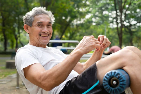 Retrato Homem Idoso Saudável Com Cabelos Grisalhos Fazendo Exercício Sit — Fotografia de Stock