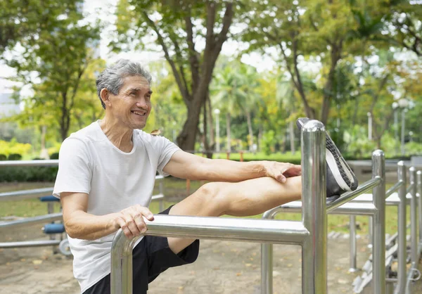 Homem Aposentado Sênior Feliz Esticando Pernas Equipamentos Fitness Livre Parque — Fotografia de Stock