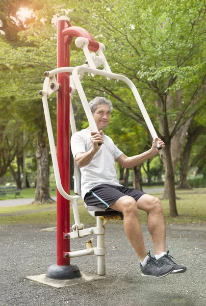 Homem Sênior Feliz Com Cabelos Grisalhos Fazendo Exercício Equipamentos Fitness — Fotografia de Stock