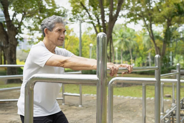 Homem Sênior Feliz Com Cabelos Grisalhos Fazendo Exercício Equipamentos Fitness — Fotografia de Stock