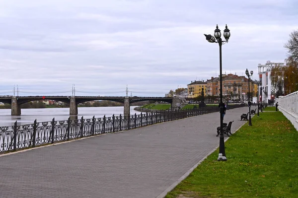 Gyönyörű Őszi Városkép Kilátással Töltésre Folyóra Hídra Kisváros Építészete Turizmus — Stock Fotó