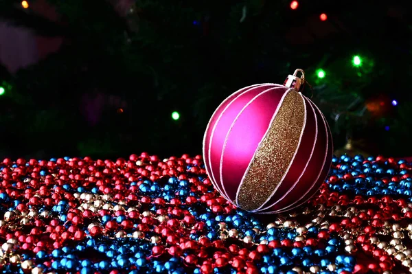 クリスマスボールのおもちゃは光沢のあるビーズにある 新年の準備 家やクリスマスツリーを飾る お祭り気分 — ストック写真