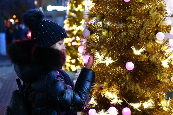 Girl Looks Beautiful Artificial Christmas Tree Evening City — Stock Photo, Image