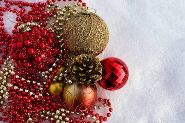 Beyaz kar Noel oyuncaklar