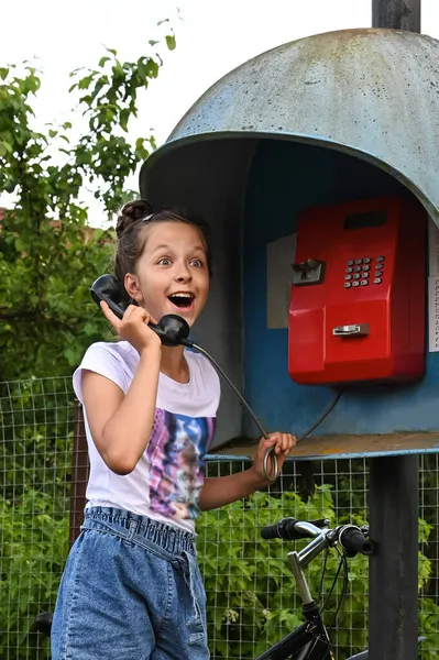 Menina Muito Feliz Está Falando Telefone Público Rua Emoções Admiração Imagem De Stock