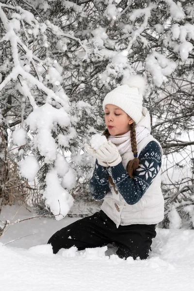 Schöne Mädchen Weißen Kleidern Winterwald Ideen Für Ein Fotoshooting — Stockfoto