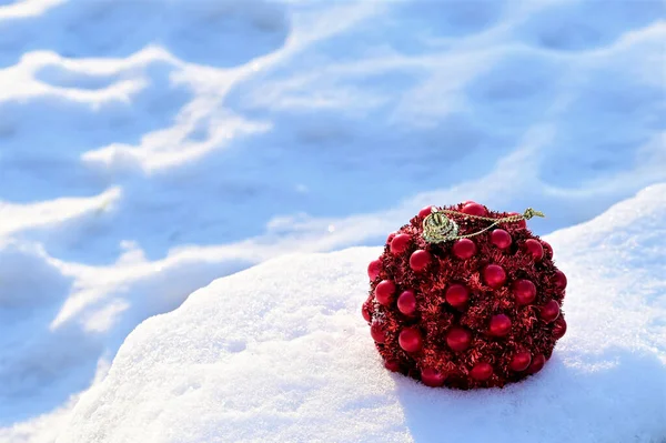 Brinquedo Vermelho Bola Natal Deitado Neve — Fotografia de Stock