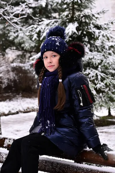 Fille Vêtements Hiver Banc Dans Parc Hiver — Photo