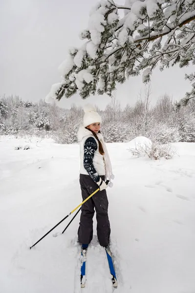 Menina Boné Branco Colete Vai Esquiar Inverno Entre Árvores Cobertas — Fotografia de Stock