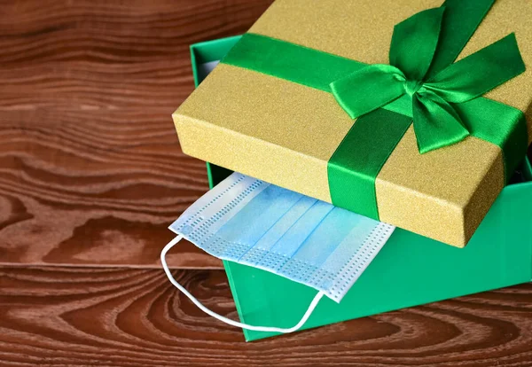 Medisch Masker Geschenkdoos Met Groen Lint Houten Ondergrond Cadeaus Kiezen — Stockfoto