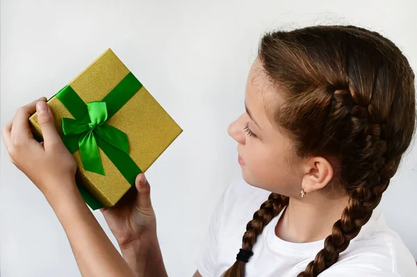 Мила Дівчина Підліток Тримає Подарунок Прекрасній Коробці Дивиться Нього День — стокове фото