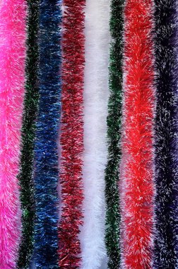 Renkli süslemelerden yapılmış güzel bir yeni yıl arkaplanı. Kırmızı, pembe, yeşil, mavi ve beyaz süsler. Parlak süslemeli dekorasyon kavramı