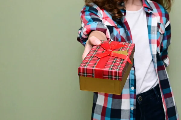 Hand Van Tiener Meisje Geruite Shirt Houdt Een Geschenkdoos Met — Stockfoto