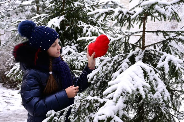 Ragazza Tiene Cuore Rosso Nelle Sue Mani Nel Parco Invernale — Foto Stock