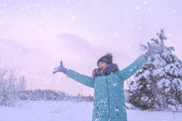 Uma Mulher Feliz Gosta Inverno Joga Neve Branca Caminhe Num Fotografias De Stock Royalty-Free