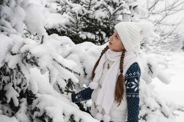 Beautiful Girl White Clothes Winter Forest Ideas Photo Shoot Active — Stock Photo, Image