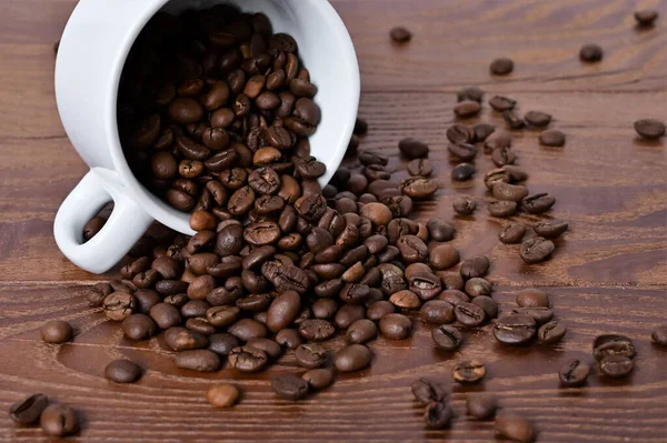 Chicchi Caffè Fuoriescono Dalla Tazza Bianca Sul Tavolo Legno Chicchi — Foto Stock